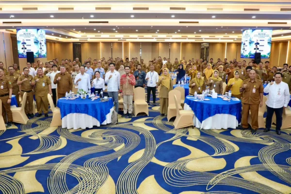 Wali Kota Batam Amsakar Achmad dan Wakil Wali Kota Li Claudia Chandra sedang menyimak pemaparan laporan kajian tata kelola sampah di Grand Ballroom AP Premiere Batam, 18 Mei 2026.