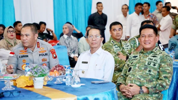 Wali Kota Batam Amsakar Achmad didampingi pimpinan TNI-Polri menyaksikan peresmian 1.061 Koperasi Desa/Kelurahan Merah Putih oleh Presiden RI melalui layar daring di Nongsa, Batam, 16 Mei 2026.