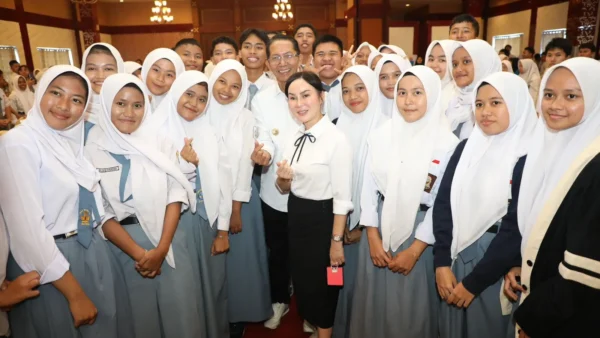 Foto bersama Wali Kota Batam Amsakar Achmad dan Wakil Wali Kota Li Claudia Chandra dengan ratusan siswa SMA dan guru dalam acara sosialisasi beasiswa Pemko Batam di Hotel Crown Vista, 18 Mei 2026.