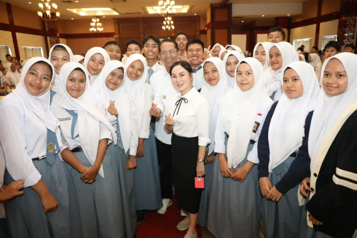Wali Kota dan Wakil Wali Kota Batam, Amsakar Achmad dan Li Claudia Chandra Foto bersama Wali Kota Batam Amsakar Achmad dan Wakil Wali Kota Li Claudia Chandra dengan ratusan siswa SMA dan guru dalam acara sosialisasi beasiswa Pemko Batam di Hotel Crown Vista, 18 Mei 2026.