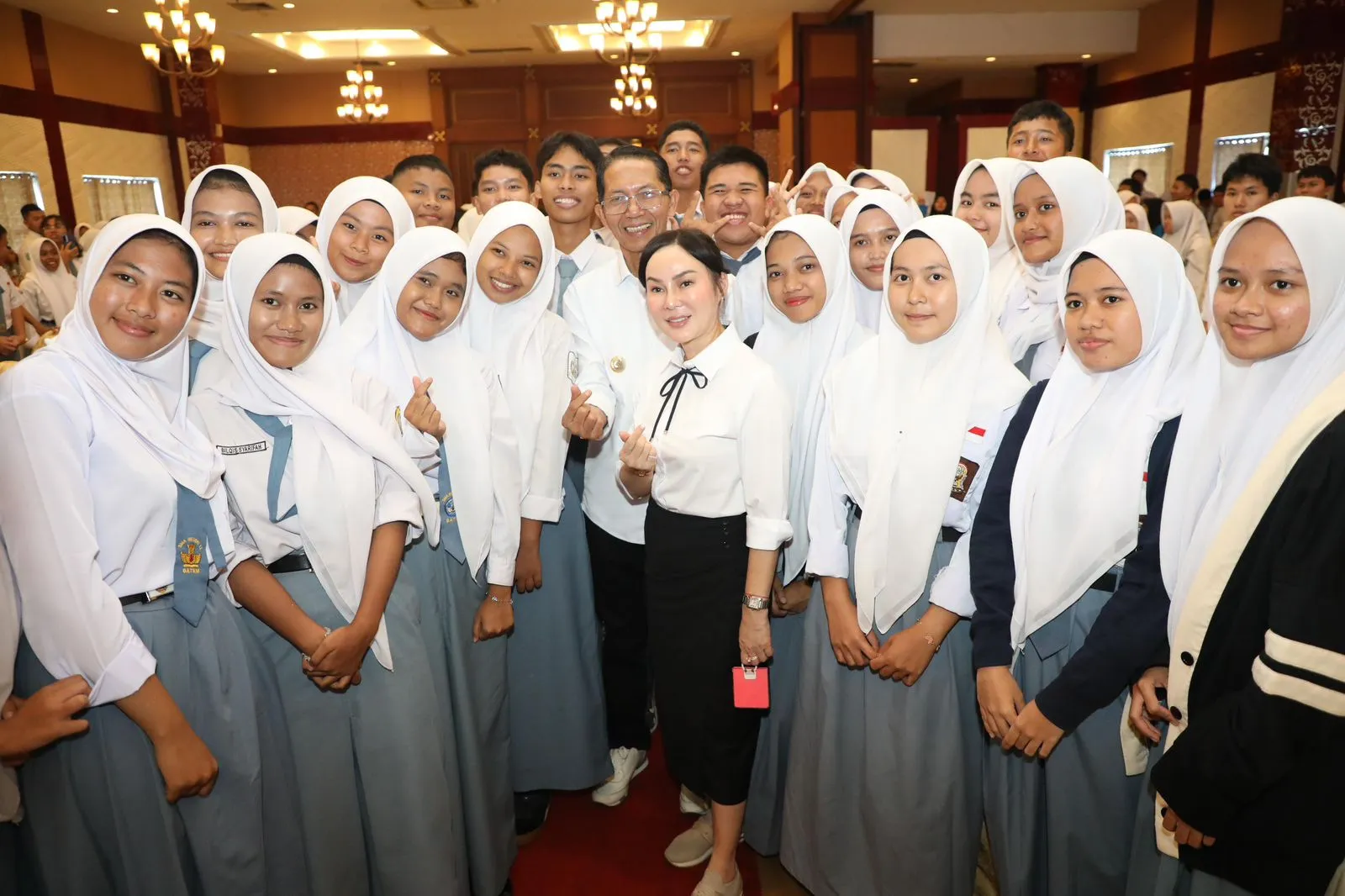 Foto bersama Wali Kota Batam Amsakar Achmad dan Wakil Wali Kota Li Claudia Chandra dengan ratusan siswa SMA dan guru dalam acara sosialisasi beasiswa Pemko Batam di Hotel Crown Vista, 18 Mei 2026.