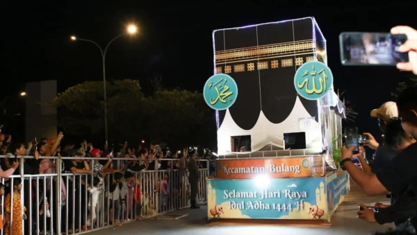 Iring-iringan mobil hias dengan dekorasi replika masjid dan lampu warna-warni saat memeriahkan malam pawai takbir di jalanan utama Kota Batam.