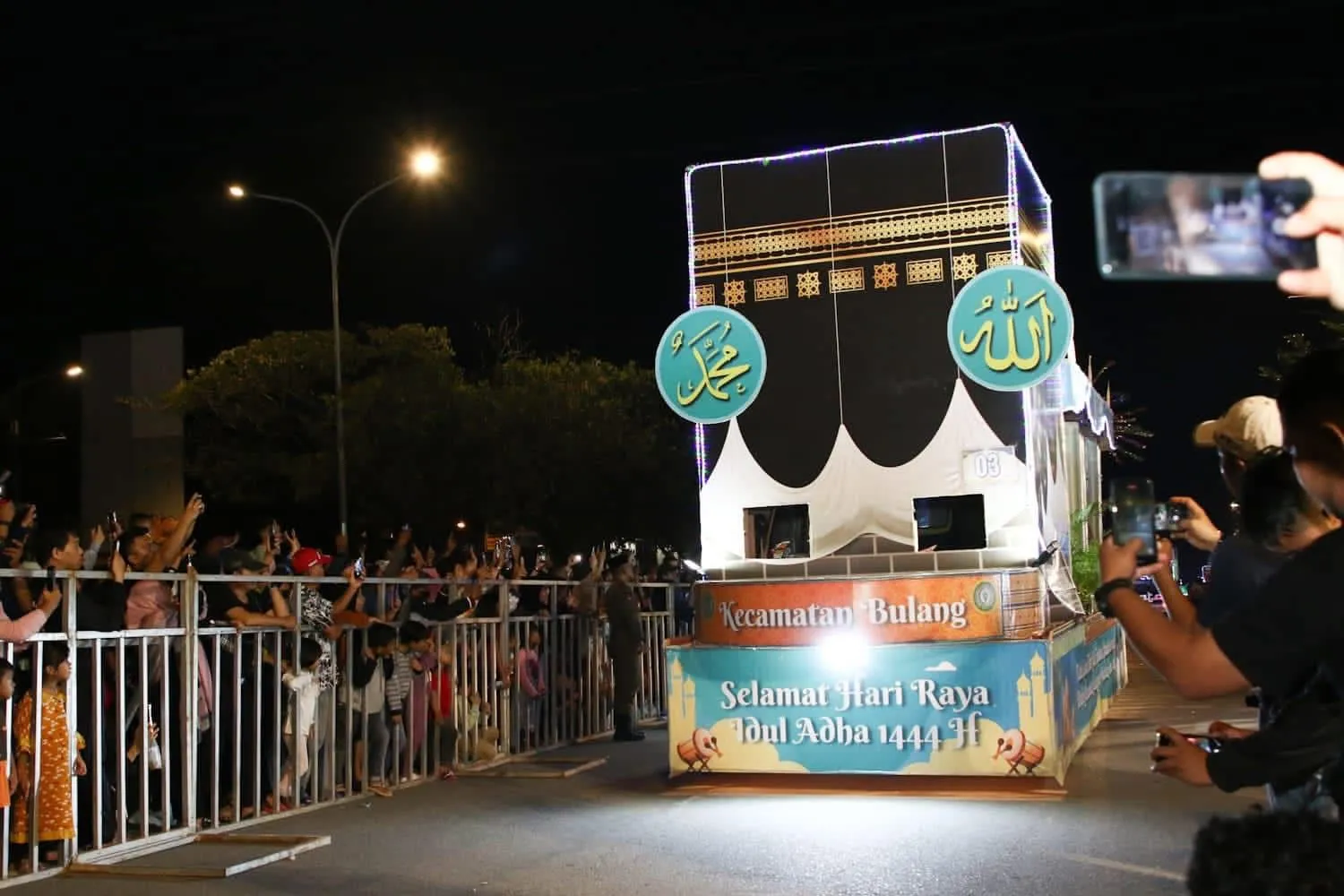 Iring-iringan mobil hias dengan dekorasi replika masjid dan lampu warna-warni saat memeriahkan malam pawai takbir di jalanan utama Kota Batam.