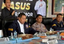 Sikat Kejahatan Jalanan! Polda NTB Gulung 212 Tersangka Curat, Curas, dan Curanmor Dirreskrimum Polda NTB Kombes Pol Arisandi saat menyerahkan kembali motor curian secara simbolis kepada korban pada konferensi pers kasus 3C di Tribun Bhara Daksa.