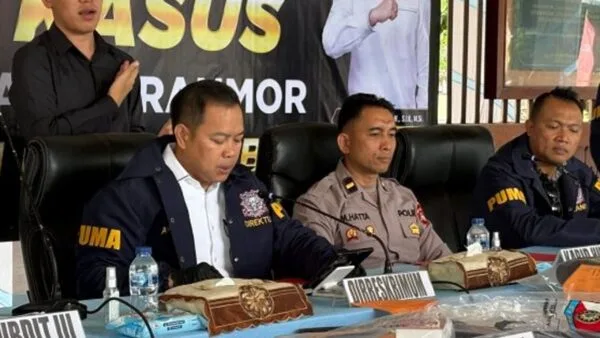 Dirreskrimum Polda NTB Kombes Pol Arisandi saat menyerahkan kembali motor curian secara simbolis kepada korban pada konferensi pers kasus 3C di Tribun Bhara Daksa.