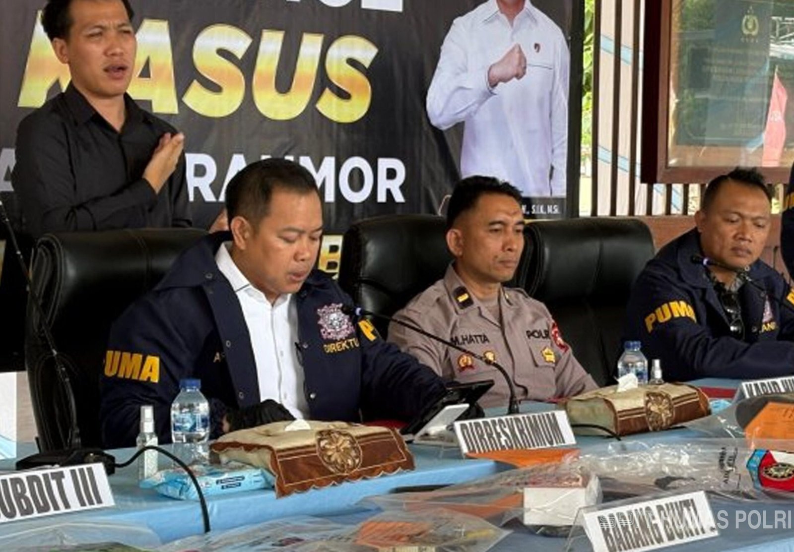 Dirreskrimum Polda NTB Kombes Pol Arisandi saat menyerahkan kembali motor curian secara simbolis kepada korban pada konferensi pers kasus 3C di Tribun Bhara Daksa.
