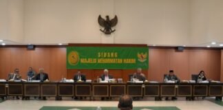 Langgar Kode Etik Berat, Hakim SW Dipecat Tidak Dengan Hormat Majelis Kehormatan Hakim (MKH) resmi menjatuhkan sanksi pemecatan tidak dengan hormat kepada Hakim SW eks Ketua PN Kds akibat pelanggaran kode etik berat.