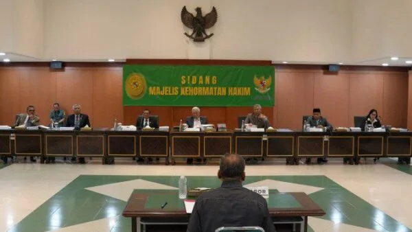 Majelis Kehormatan Hakim (MKH) resmi menjatuhkan sanksi pemecatan tidak dengan hormat kepada Hakim SW eks Ketua PN Kds akibat pelanggaran kode etik berat.