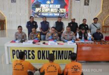 Polres OKU Timur Sita dan Amankan 35 Pucuk Senjata Api Ilegal Kapolres OKU Timur AKBP Adik Lustiyono saat menunjukkan barang bukti puluhan senjata api rakitan hasil Operasi Senpi Musi 2026.