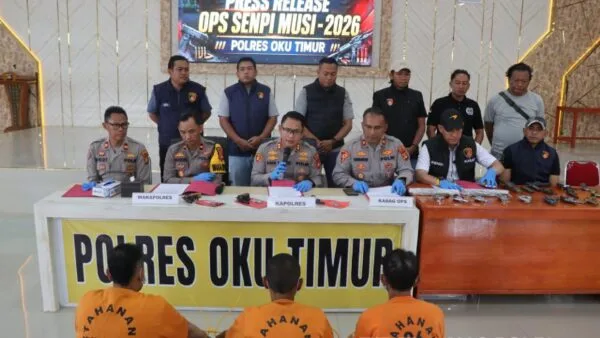 Kapolres OKU Timur AKBP Adik Lustiyono saat menunjukkan barang bukti puluhan senjata api rakitan hasil Operasi Senpi Musi 2026.