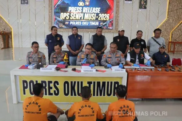 Kapolres OKU Timur AKBP Adik Lustiyono saat menunjukkan barang bukti puluhan senjata api rakitan hasil Operasi Senpi Musi 2026.