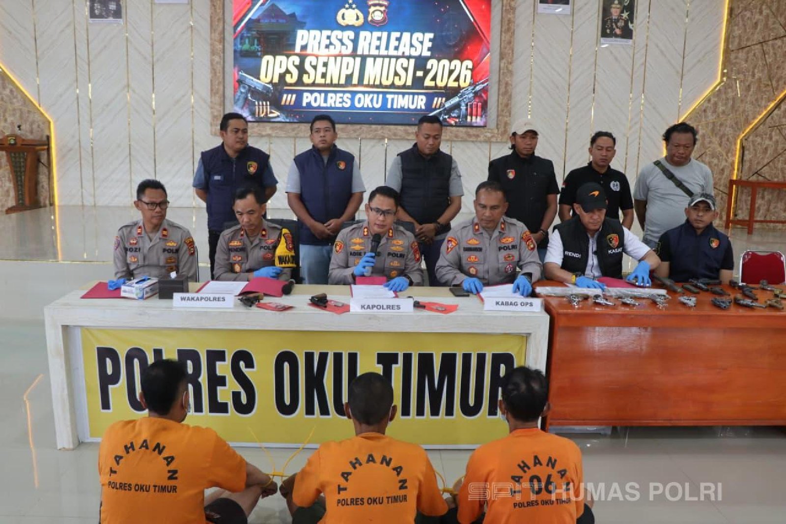Kapolres OKU Timur AKBP Adik Lustiyono saat menunjukkan barang bukti puluhan senjata api rakitan hasil Operasi Senpi Musi 2026.