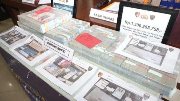 Ditreskrimum Polda Kepri menggerebek markas promosi judi online internasional di Perumahan Citraland Batam, amankan 5 tersangka dan uang Rp1,3 miliar.