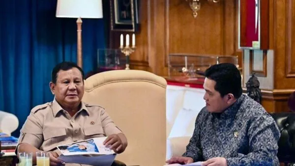 Presiden Prabowo Subianto menerima laporan Menpora Erick Thohir terkait rancangan Akademi Olahraga Nasional dan kesejahteraan atlet di Hambalang, Jawa Barat, Jumat (19/6/2026). (Foto: Dok. Kemenpora)