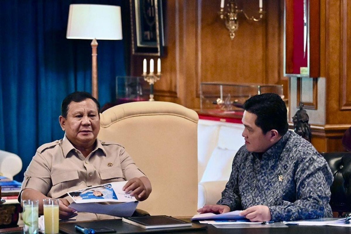 Presiden Prabowo Subianto menerima laporan Menpora Erick Thohir terkait rancangan Akademi Olahraga Nasional dan kesejahteraan atlet di Hambalang, Jawa Barat, Jumat (19/6/2026). (Foto: Dok. Kemenpora)