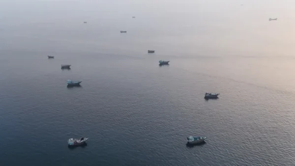 Deretan kapal pengangkut logistik maritim dunia yang lego jangkar di sekitar perairan utara semenanjung Musandam Oman dekat Selat Hormuz.
