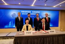 6 Bulan Operasi Pabean Khusus, Perdagangan Luar Negeri Hainan Loncat 54 Persen Prosesi penandatanganan nota kesepahaman kerja sama ekonomi internasional antara komite CCPIT Hainan dengan Kamar Dagang Umum Hong Kong.