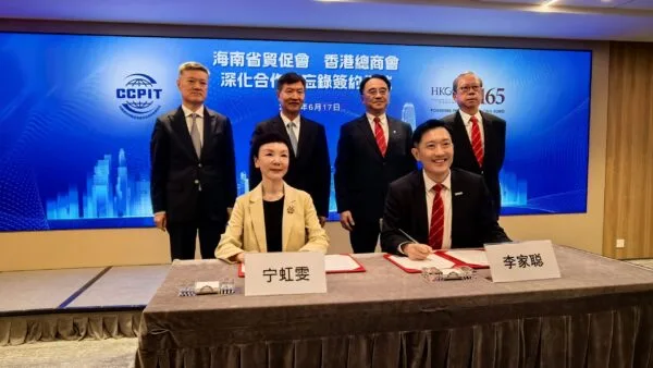 Prosesi penandatanganan nota kesepahaman kerja sama ekonomi internasional antara komite CCPIT Hainan dengan Kamar Dagang Umum Hong Kong.