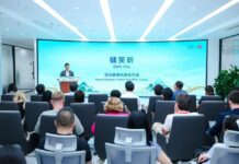 Huawei Sukses Terapkan LLM Multimodal Pertama Dunia untuk Sektor Pariwisata Edric Chu selaku General Manager Huawei Kantor Representasi Shaanxi saat memaparkan materi pidato terkait implementasi komersial LLM pariwisata BoGuan.