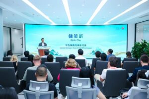 Edric Chu selaku General Manager Huawei Kantor Representasi Shaanxi saat memaparkan materi pidato terkait implementasi komersial LLM pariwisata BoGuan.