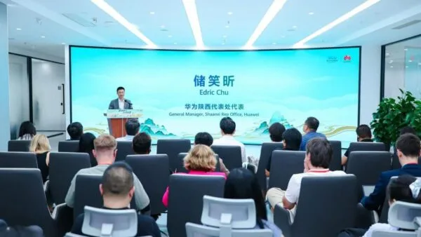 Edric Chu selaku General Manager Huawei Kantor Representasi Shaanxi saat memaparkan materi pidato terkait implementasi komersial LLM pariwisata BoGuan.