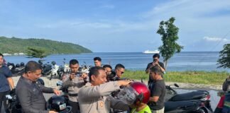 Sinergi Polres Anambas-Pemda: Helm Gratis untuk Keselamatan Jalan Bupati Aneng bersama Kapolres Anambas AKBP I Gusti Ngurah Agung Budianaloka saat memasangkan helm gratis kepada perwakilan warga di Tarempa (Dok. Istimewa).