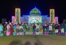Syiar Islam Karimun: Rocky Bawole Resmi Tutup MTQ Desa Gemuruh 2026 Wakil Bupati Karimun Rocky Bawole bersama panitia, dewan hakim, dan para juara MTQ Tingkat Desa Gemuruh 2026 foto bersama di depan panggung utama saat malam penutupan.