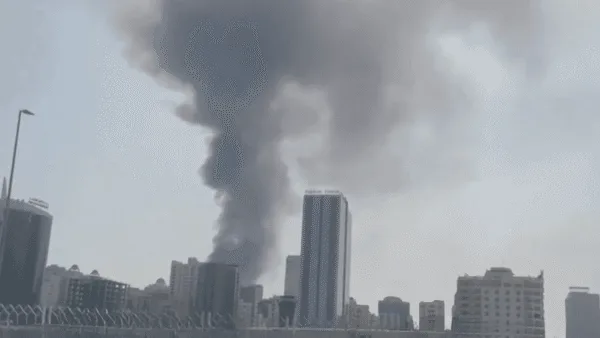 Personel penyelamat dan penanggulangan sipil Bahrain memeriksa puing bangunan di Muharraq yang rusak akibat serangan drone Iran.