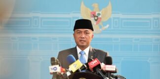 Tembus 42 Ribu Pemilih, Partisipasi Publik Pemilihan Logo HUT Ke-81 RI Cerminkan Jiwa Nasionalisme Menteri Sekretaris Negara Prasetyo Hadi memberikan keterangan pers di depan mikrofon media dengan latar lambang Garuda Pancasila.