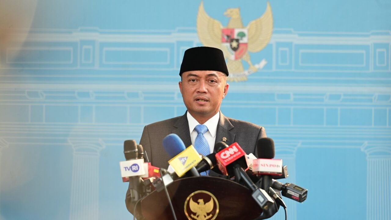 Menteri Sekretaris Negara Prasetyo Hadi memberikan keterangan pers di depan mikrofon media dengan latar lambang Garuda Pancasila.
