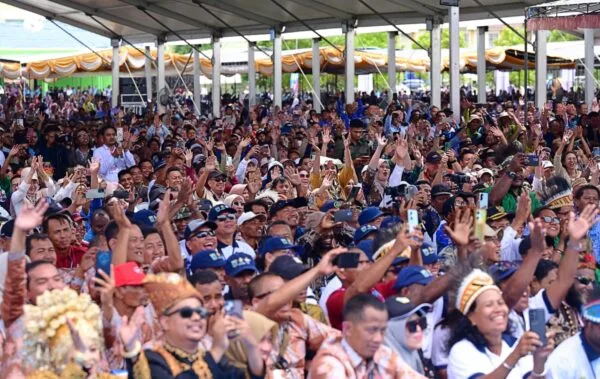 Presiden Prabowo Subianto targetkan swasembada pangan desa hingga provinsi dalam Puncak PENAS XVII Tani dan Nelayan 2026 di Gorontalo.