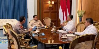 Terima Kapolri di Istana, Presiden Prabowo Bahas Kondisi Kamtibmas Presiden Prabowo Subianto menerima Kapolri Jenderal Listyo Sigit di Istana Merdeka untuk membahas stabilitas kamtibmas dan persiapan Hari Bhayangkara 2026.