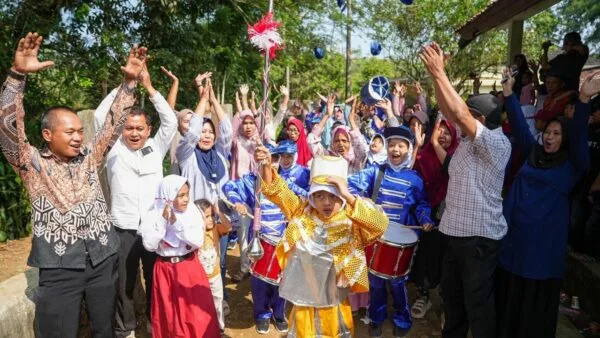 Presiden Prabowo Subianto mengapresiasi kreativitas siswa SDN Tegallega Sukabumi dengan memberikan bantuan alat drumben baru usai videonya viral.