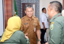 Studi Lapangan: 96 Pejabat PKA Sumatera Selatan Gali Inovasi Pelayanan Publik di Batam Sekretaris Daerah Kota Batam Firmansyah saat menyambut dan menyalami peserta Studi Lapangan PKA Provinsi Sumatera Selatan di Kantor Wali Kota Batam.