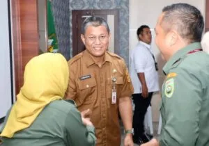 Sekretaris Daerah Kota Batam Firmansyah saat menyambut dan menyalami peserta Studi Lapangan PKA Provinsi Sumatera Selatan di Kantor Wali Kota Batam.