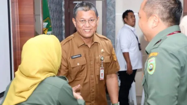 Sekretaris Daerah Kota Batam Firmansyah saat menyambut dan menyalami peserta Studi Lapangan PKA Provinsi Sumatera Selatan di Kantor Wali Kota Batam.
