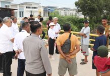 Teror Buaya 4 Meter di Sagulung, Li Claudia Gerak Cepat Instruksikan Evakuasi ke Pulau Bulan Wakil Wali Kota Batam Li Claudia Chandra berdialog dengan warga di tepi parit lokasi kemunculan buaya empat meter di Sagulung.