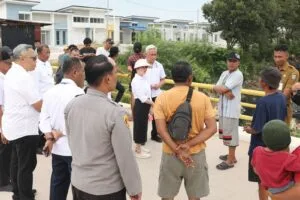 Wakil Wali Kota Batam Li Claudia Chandra berdialog dengan warga di tepi parit lokasi kemunculan buaya empat meter di Sagulung.