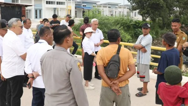 Wakil Wali Kota Batam Li Claudia Chandra berdialog dengan warga di tepi parit lokasi kemunculan buaya empat meter di Sagulung.