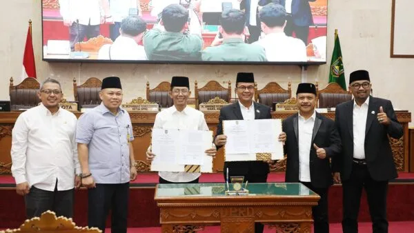 Dilansir dari Humas Diskominfo Batam, Wali Kota Amsakar Achmad bersama DPRD mengesahkan Perda PSU Perumahan guna menjamin hak fasilitas fasum-fasos warga Batam.