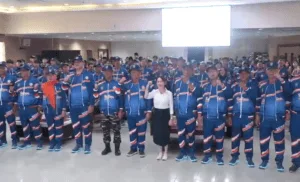 Wakil Wali Kota Batam Li Claudia Chandra berfoto bersama dengan ratusan atlet pelajar kontingen POPDA X Kepri asal Batam di Kantor Wali Kota.