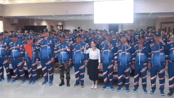 Wakil Wali Kota Batam Li Claudia Chandra berfoto bersama dengan ratusan atlet pelajar kontingen POPDA X Kepri asal Batam di Kantor Wali Kota.