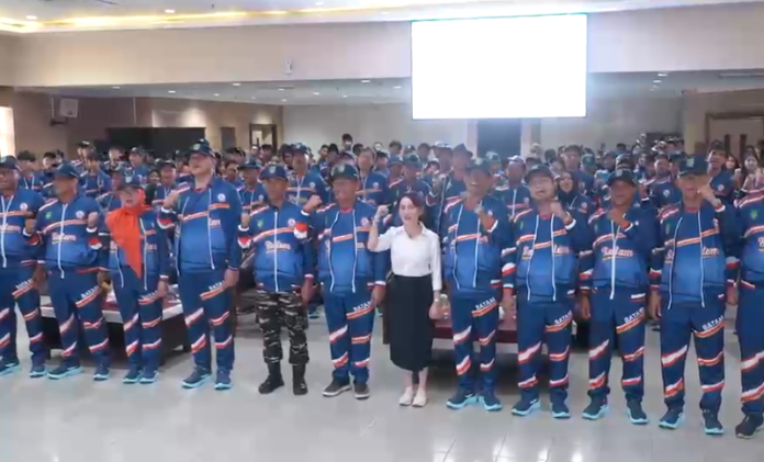 Wakil Wali Kota Batam Li Claudia Chandra berfoto bersama dengan ratusan atlet pelajar kontingen POPDA X Kepri asal Batam di Kantor Wali Kota.
