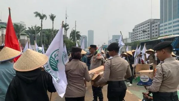 Dilansir dari Humas Polri, Polda Metro Jaya dan Polres Metro Jakarta Pusat membagikan makanan serta minuman secara humanis kepada 350 massa aksi DPN KNARA di depan Gedung DPR RI.