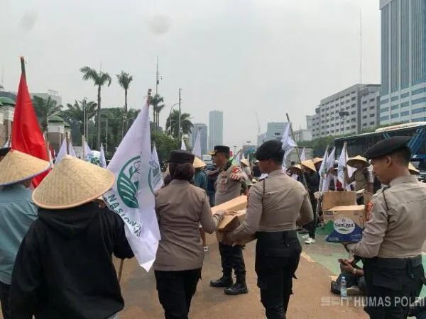 Polisi Bagikan Makanan dan Minuman ke Massa Demo DPN KNARA di DPR RI