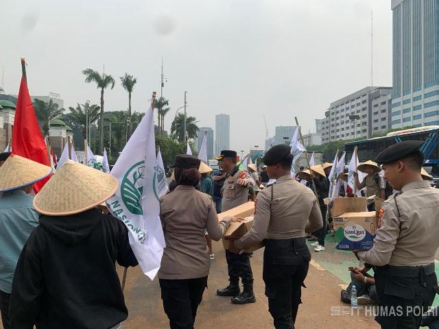 aksi-humanis-personel-bagikan-snack-dan-minuman-ke-massa-aksi-dari-knara-08 Dilansir dari Humas Polri, Polda Metro Jaya dan Polres Metro Jakarta Pusat membagikan makanan serta minuman secara humanis kepada 350 massa aksi DPN KNARA di depan Gedung DPR RI.
