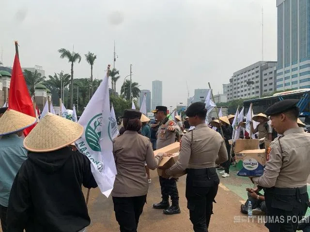 Polisi Bagikan Makanan dan Minuman ke Massa Demo DPN KNARA di DPR RI