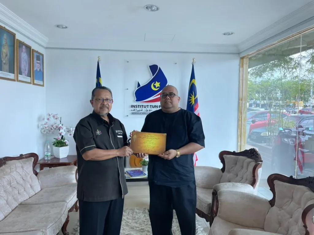Menguak Sejarah Melaka–Bintan Pasca-1511, Naskah Silsilah Raja-Raja Melayu Diserahkan ke Institut Tun Perak