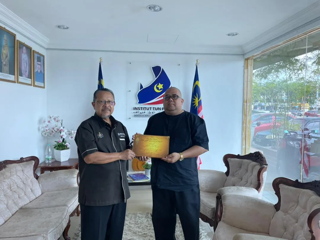 Menguak Sejarah Melaka–Bintan Pasca-1511, Naskah Silsilah Raja-Raja Melayu Diserahkan ke Institut Tun Perak