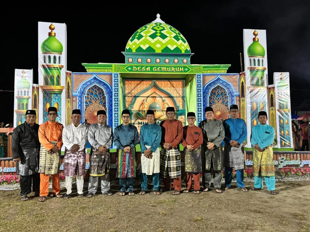 Bupati Karimun saat menekan tombol sirene didampingi jajaran FKPD menandai dibukanya perhelatan MTQ Tingkat Desa Gemuruh Tahun 2026 (Dok. Samudera Kepri / Hendrik).